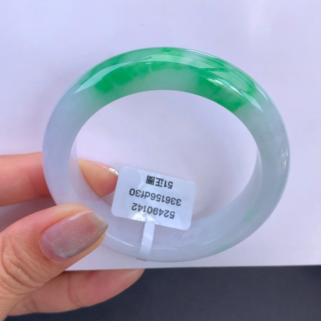 翡翠未镶嵌手镯白底阳绿手镯（细纹）