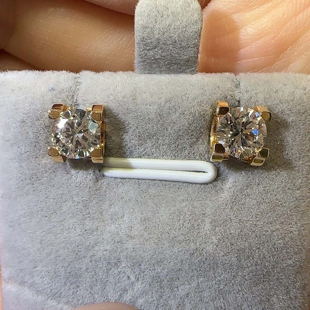 实验室培育钻石18K金镶嵌牛头耳钉1卡