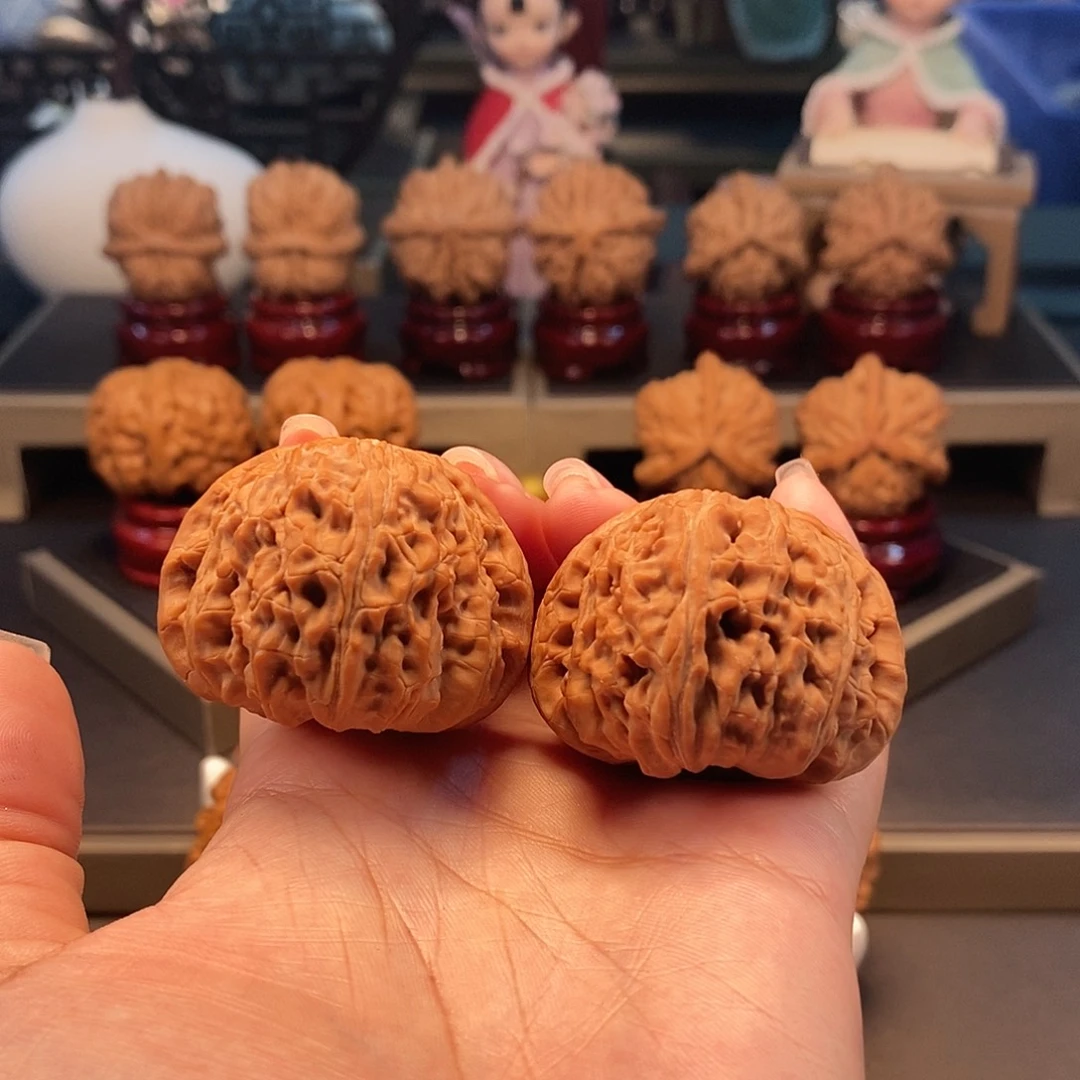 文玩核桃把件42精对闷白，大眼睛