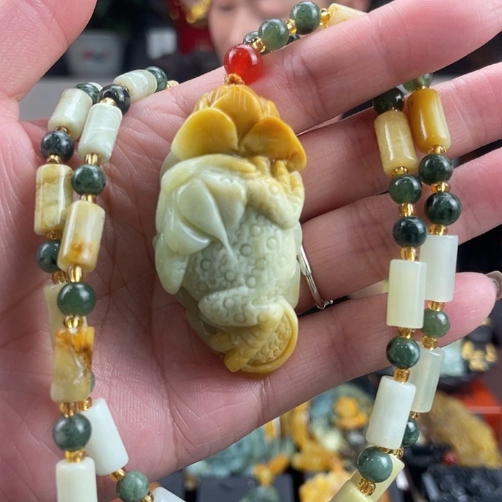 蛇纹石玉未镶嵌颈饰