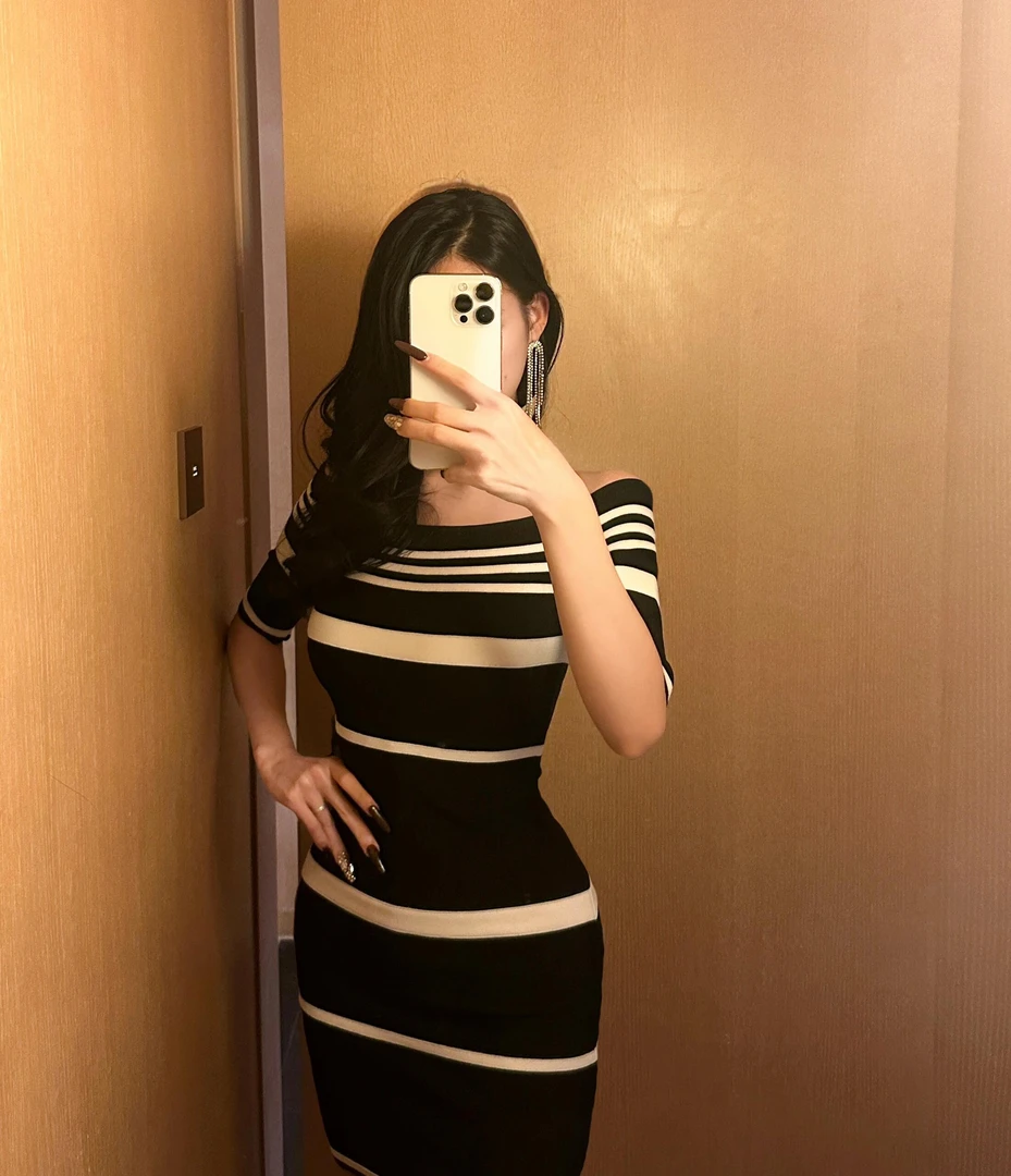 高级感复古黑色条纹一字肩绷带针织短袖连衣裙女性感露肩包臀短裙