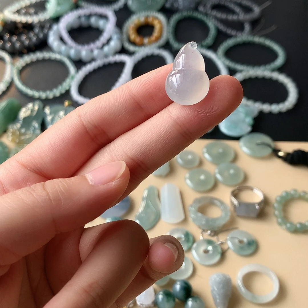 翡翠未镶嵌颈饰葫芦