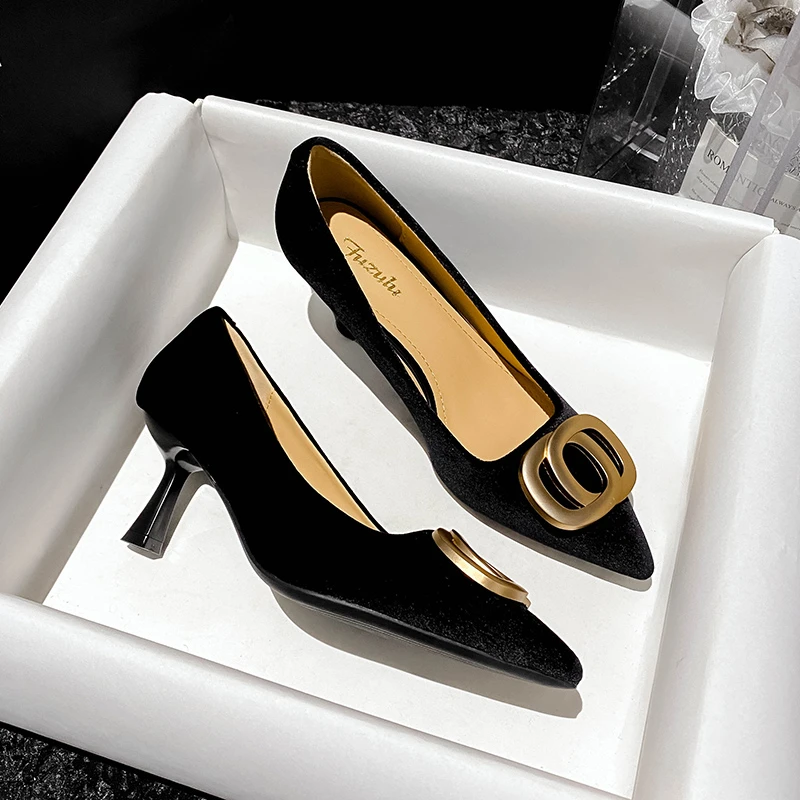 尖头鞋小众高跟单鞋新款高级感金属扣细跟绒面不累脚软底上班女鞋