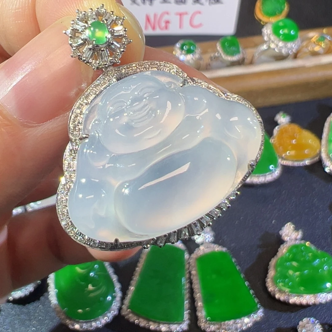翡翠18K金镶嵌颈饰