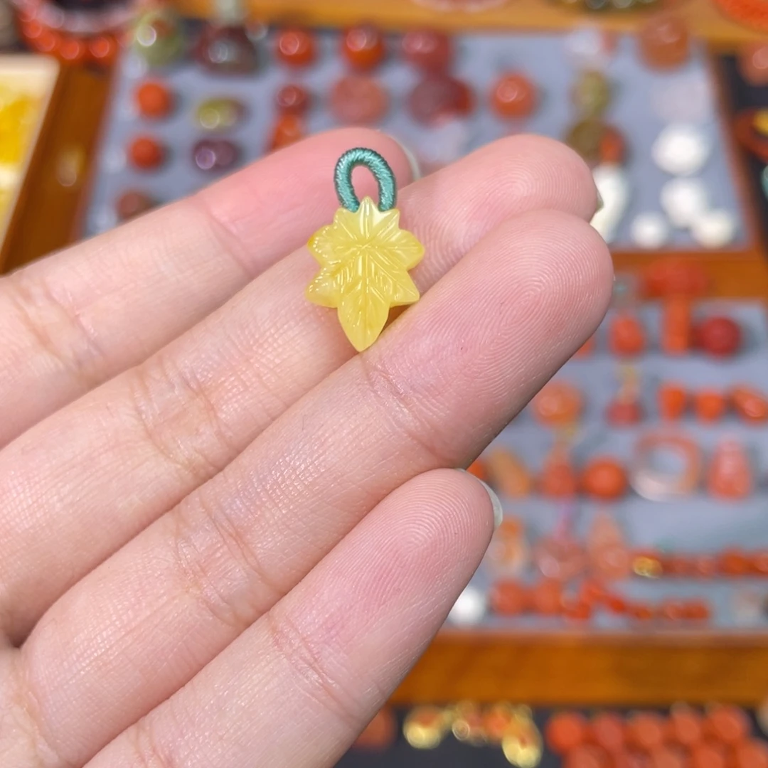 蜜蜡未镶嵌裸石叶子