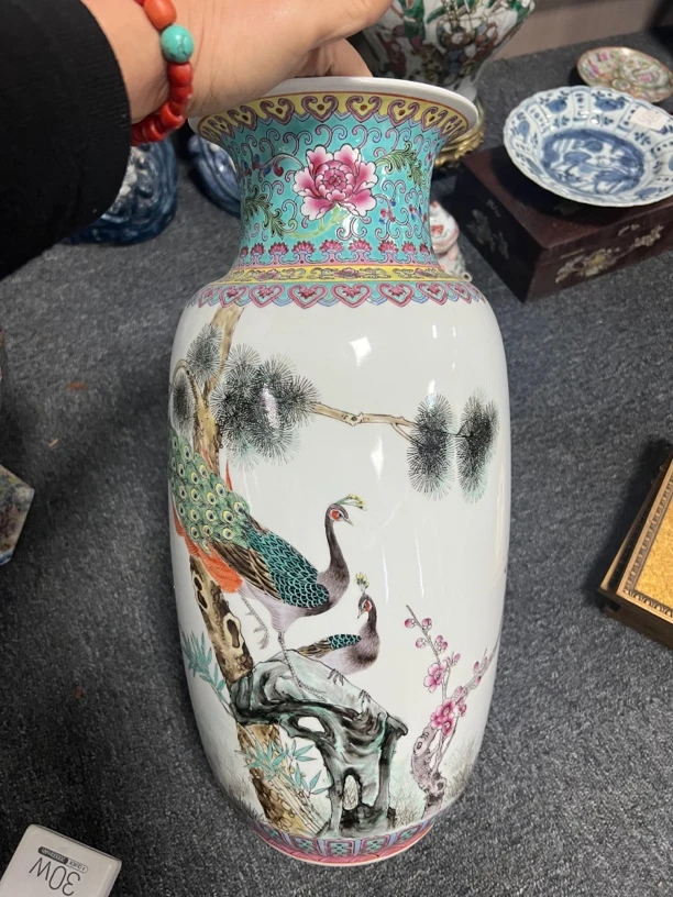 一个粉彩花的瓶子