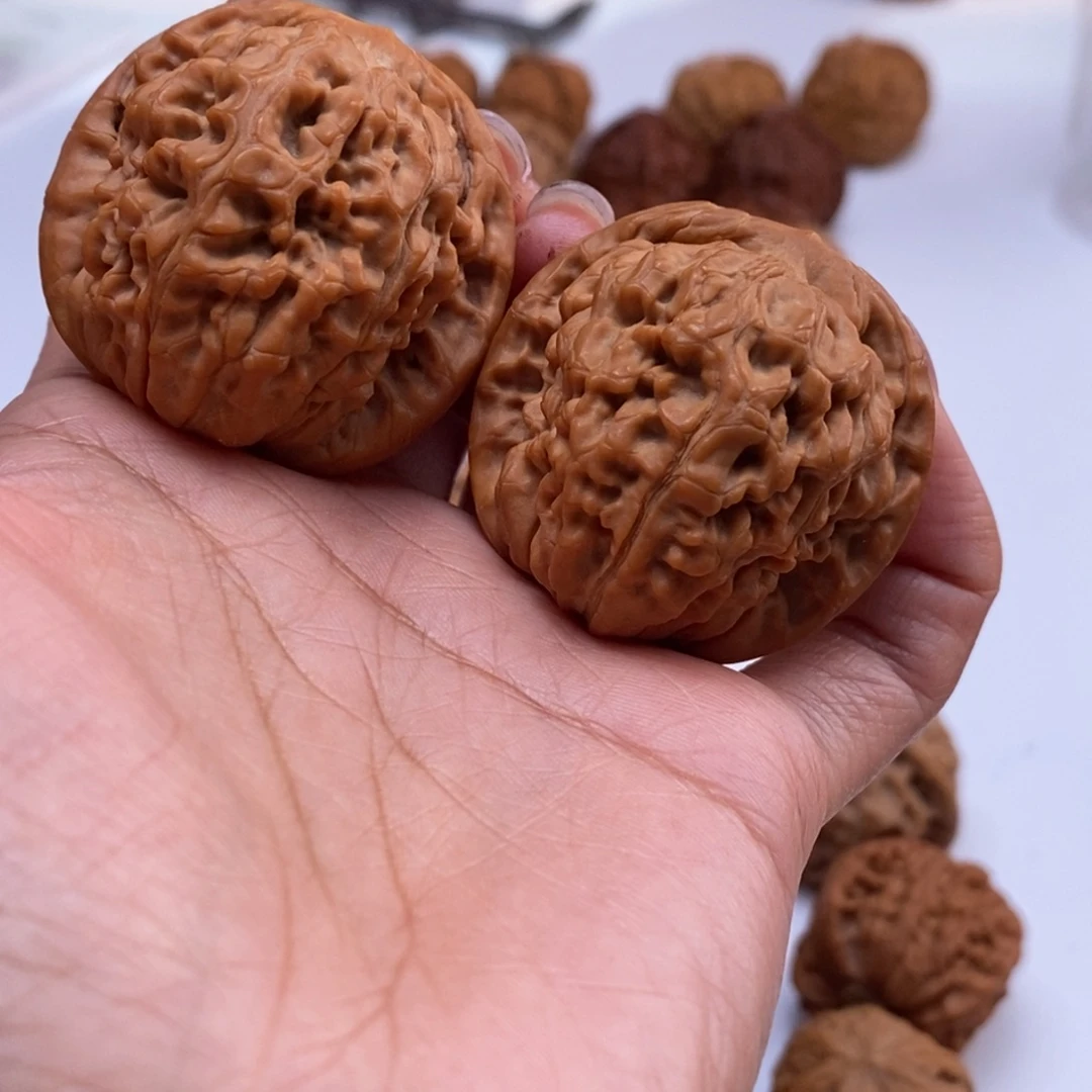 文玩核桃吊坠狮子