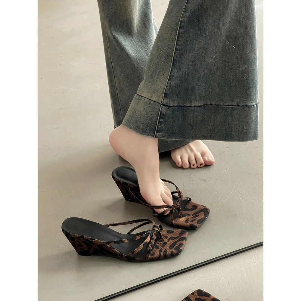 时尚部落坡跟豹纹夹趾凉拖鞋女外穿2025春季新款设计感高跟凉鞋潮