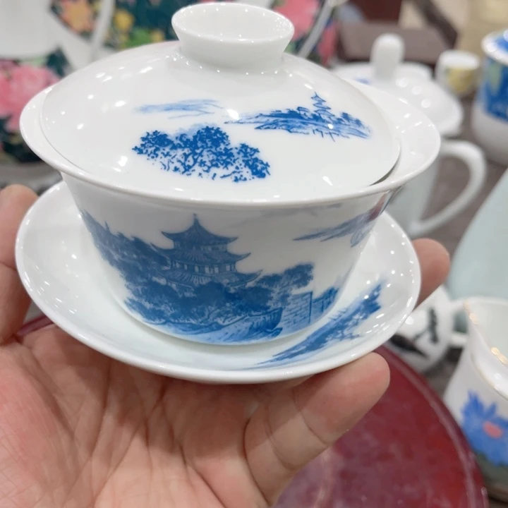 碟釉下五彩的瓷器和瓷器