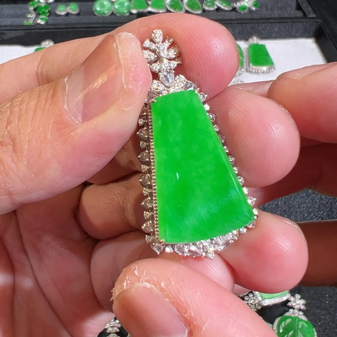 【闪购商品】翡翠吊坠(不含链)18K金镶嵌