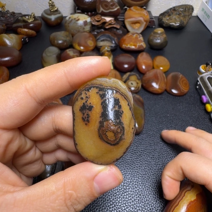 火***行瓷片马达加斯加奇石手把件浮雕