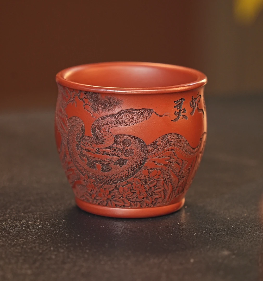 041 宜兴紫砂大红袍腾蛇献瑞主人杯手工刻绘高端茶具全手工红泥