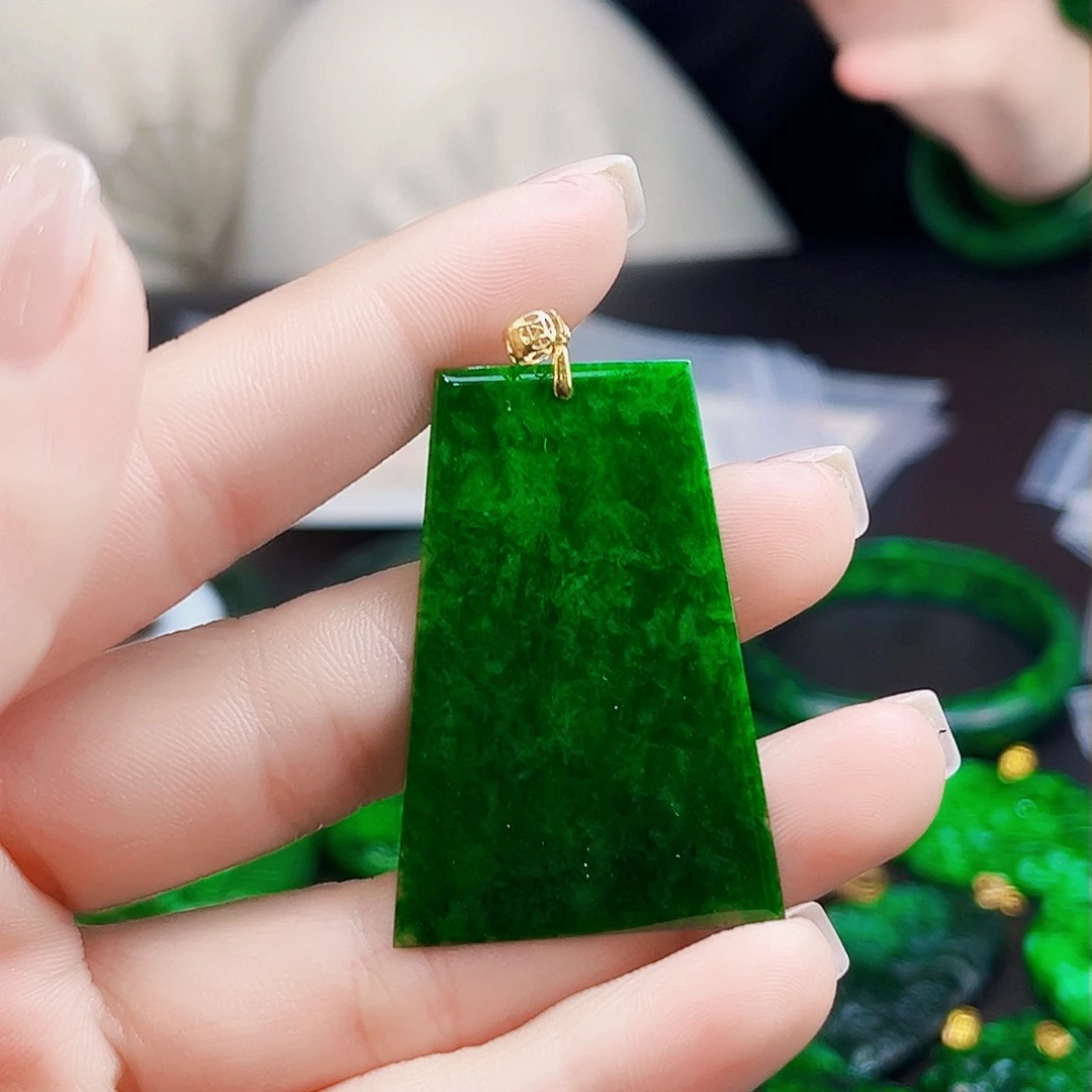 颈饰18K金镶嵌翡翠多样性