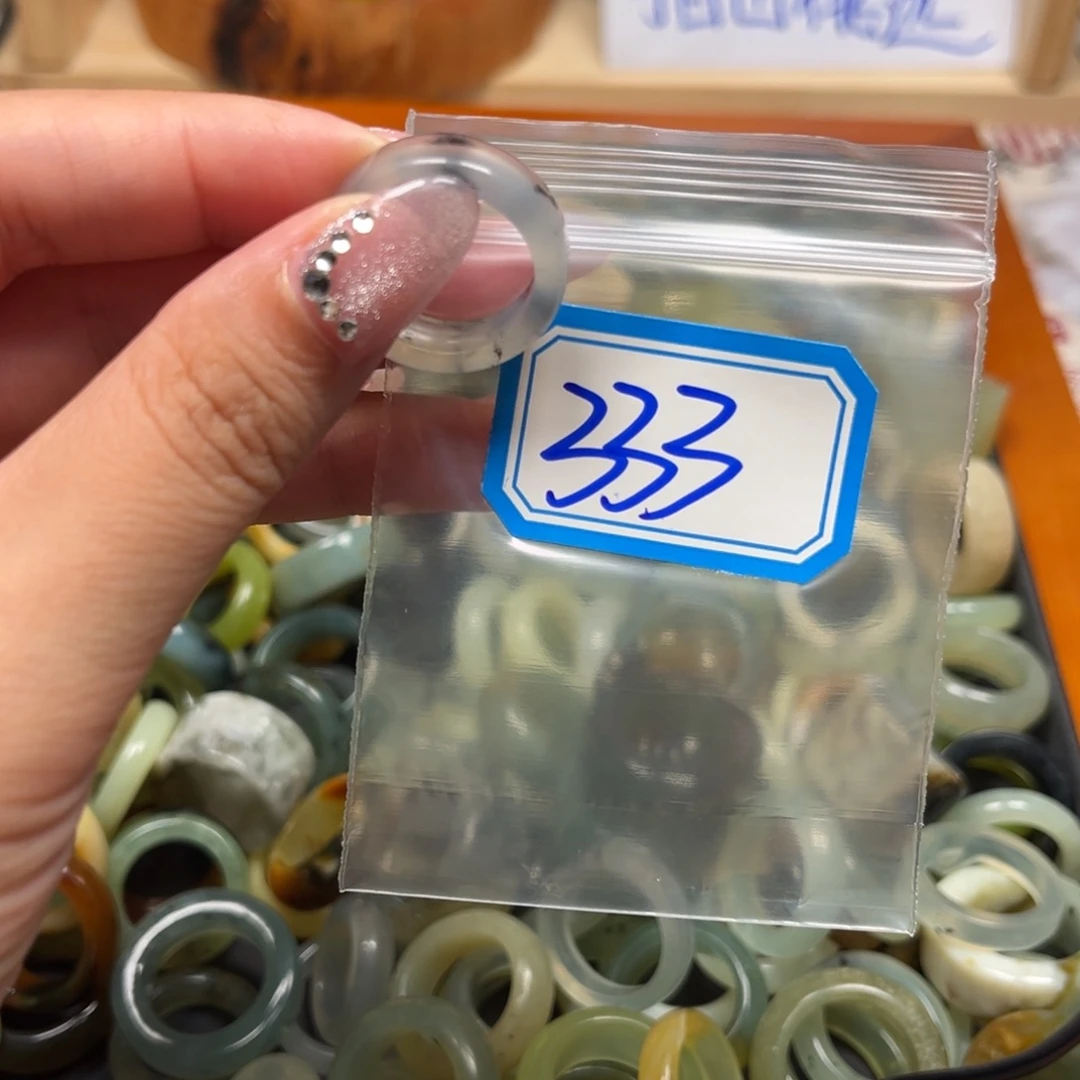 春***生蛇纹石玉未镶嵌珠宝奇石