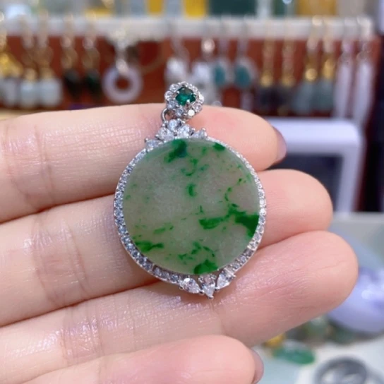 艺***室翡翠未镶嵌颈饰漂花圆牌