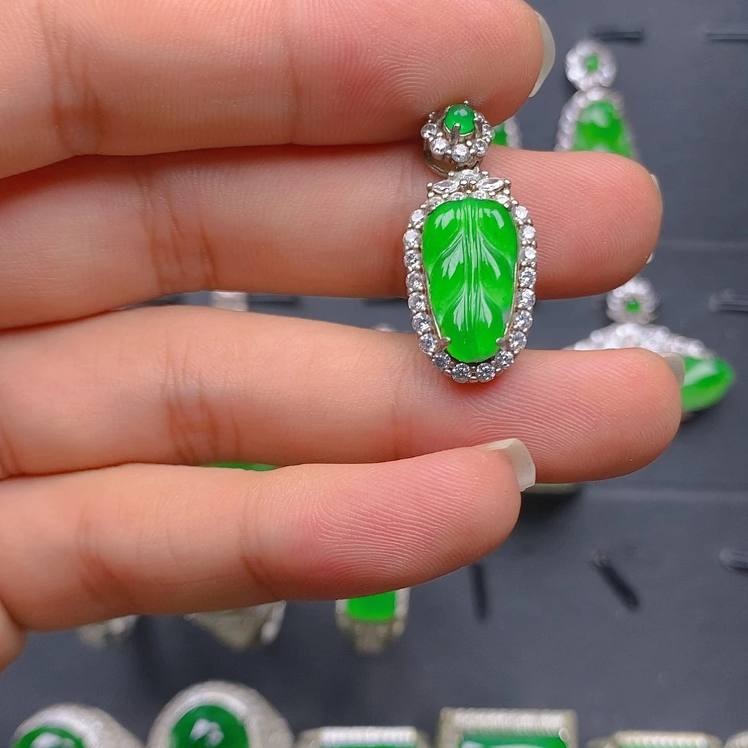 吊坠(赠链)银S925镶嵌翡翠吊坠