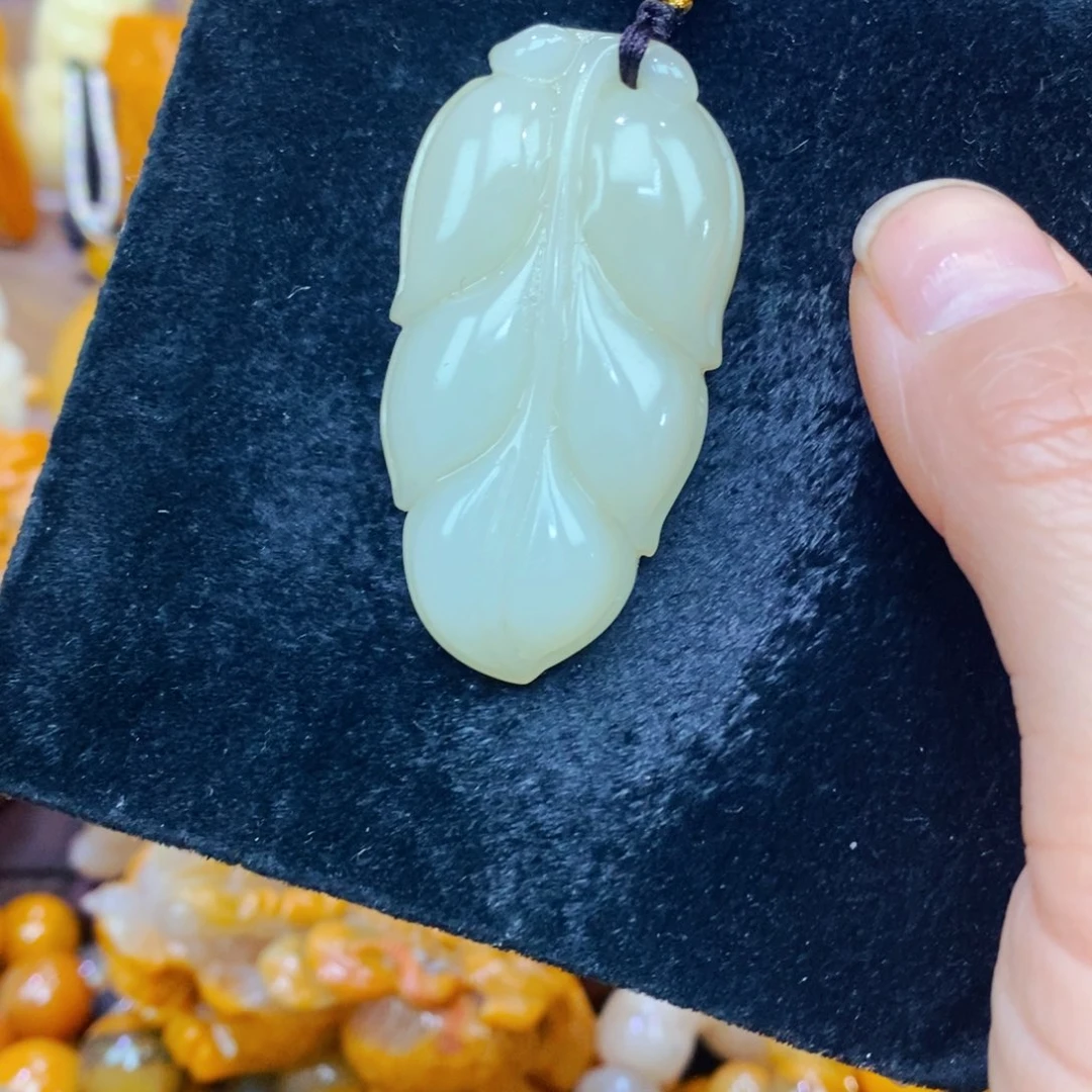 未镶嵌石英质玉（黄龙玉）颈饰