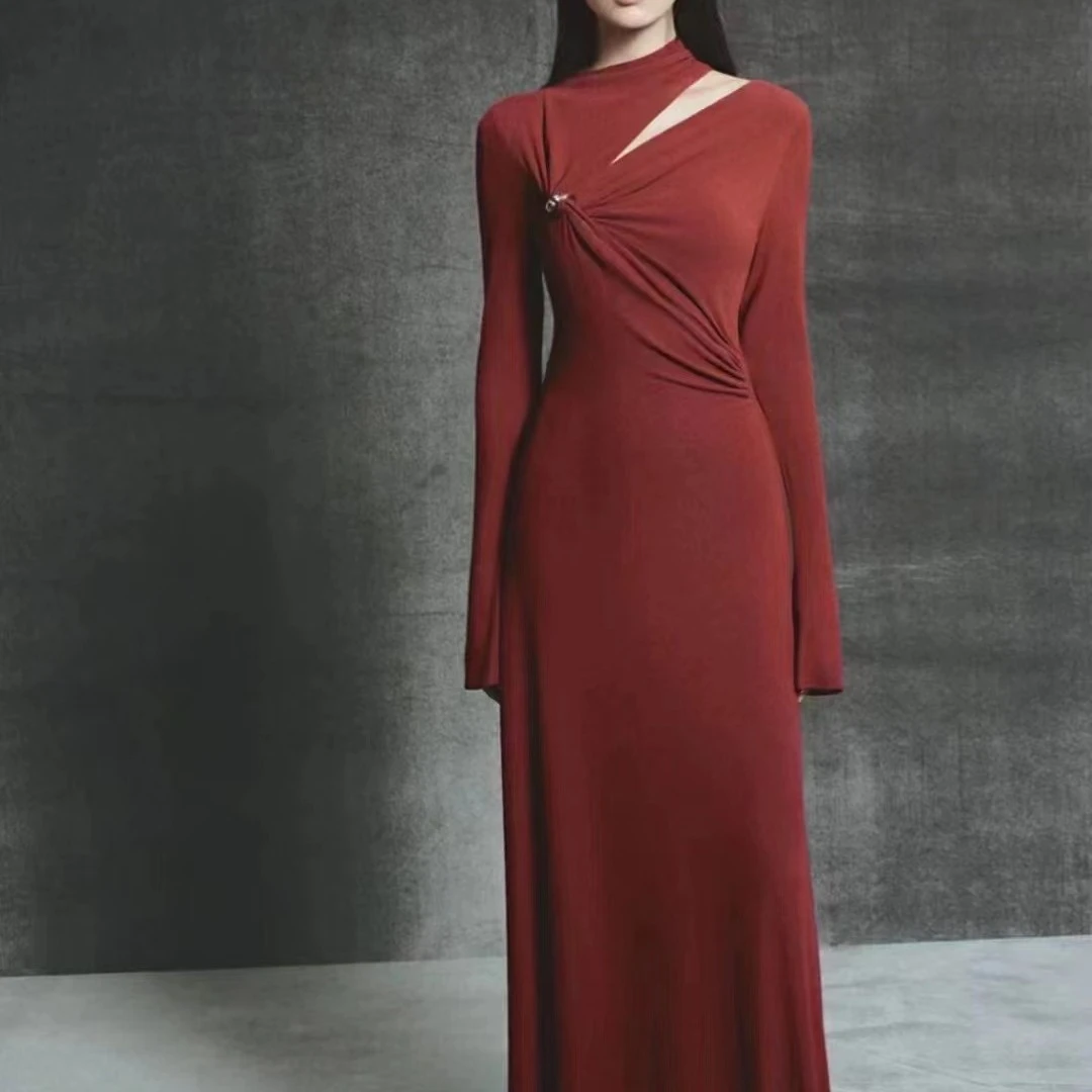 设计感褶皱镂空长裙秋季新款高级感修身纯色连衣裙