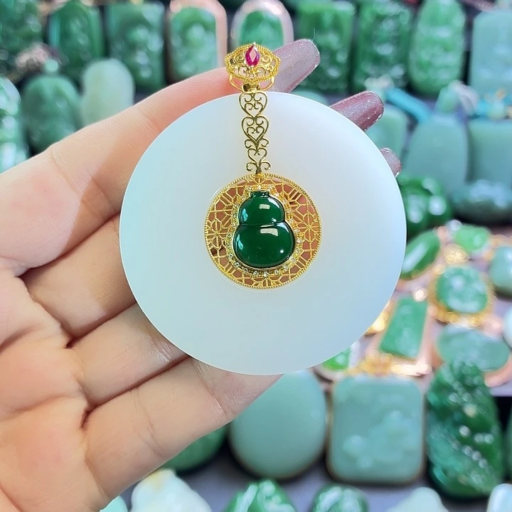 18K金镶嵌和田玉挂件