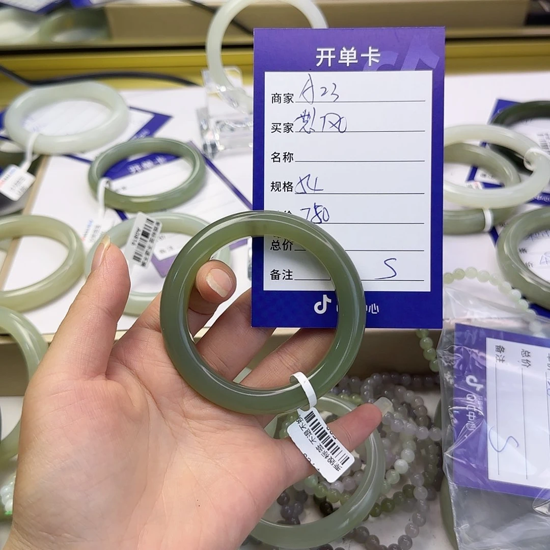 和田玉手镯未镶嵌想**