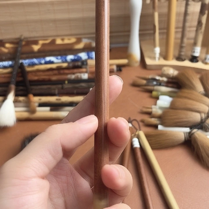 2.6纯紫毫一支。