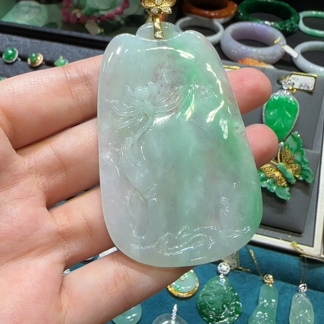 翡翠18K金镶嵌颈饰持莲花件