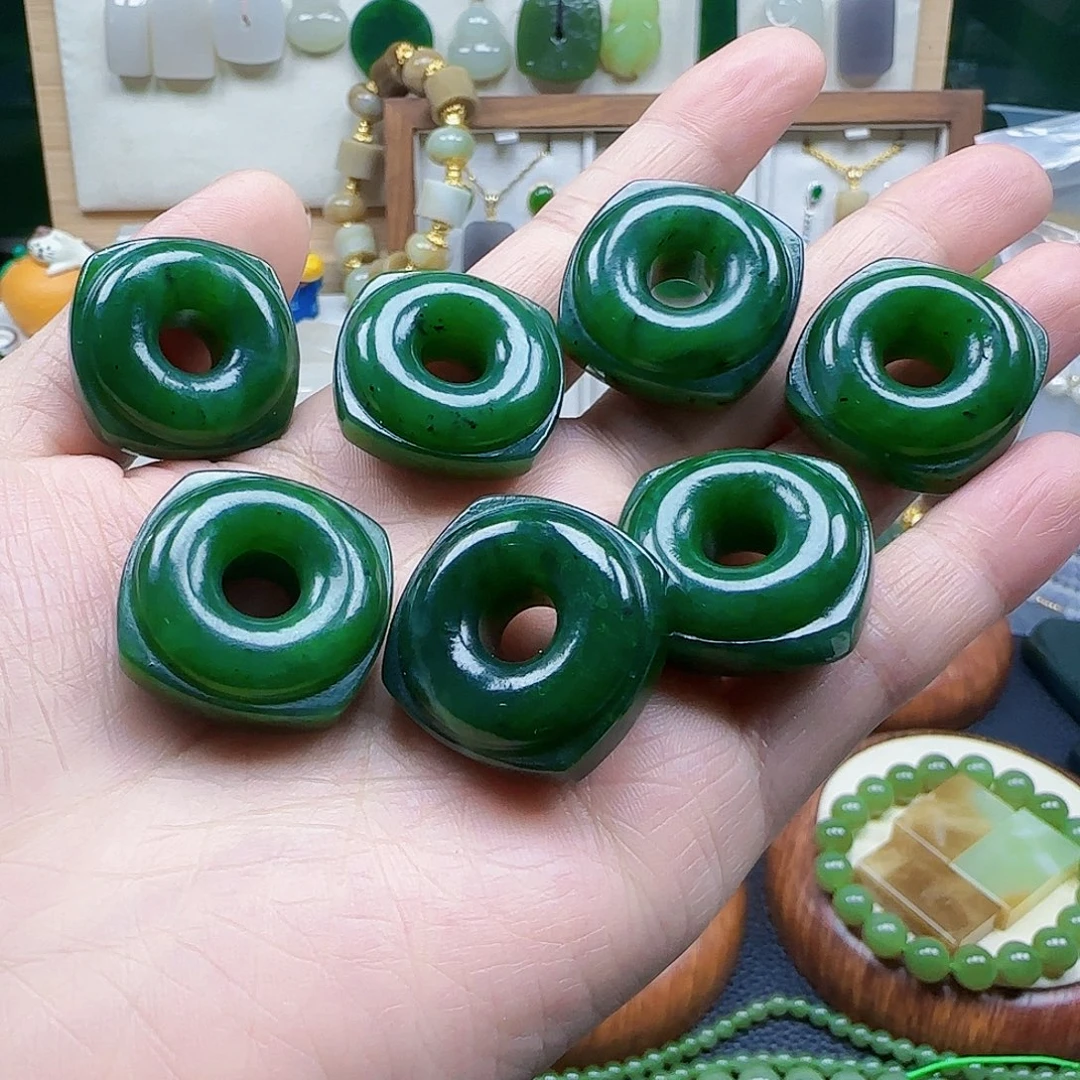 和田玉未镶嵌吊坠(不含链)有包容，介意勿拍