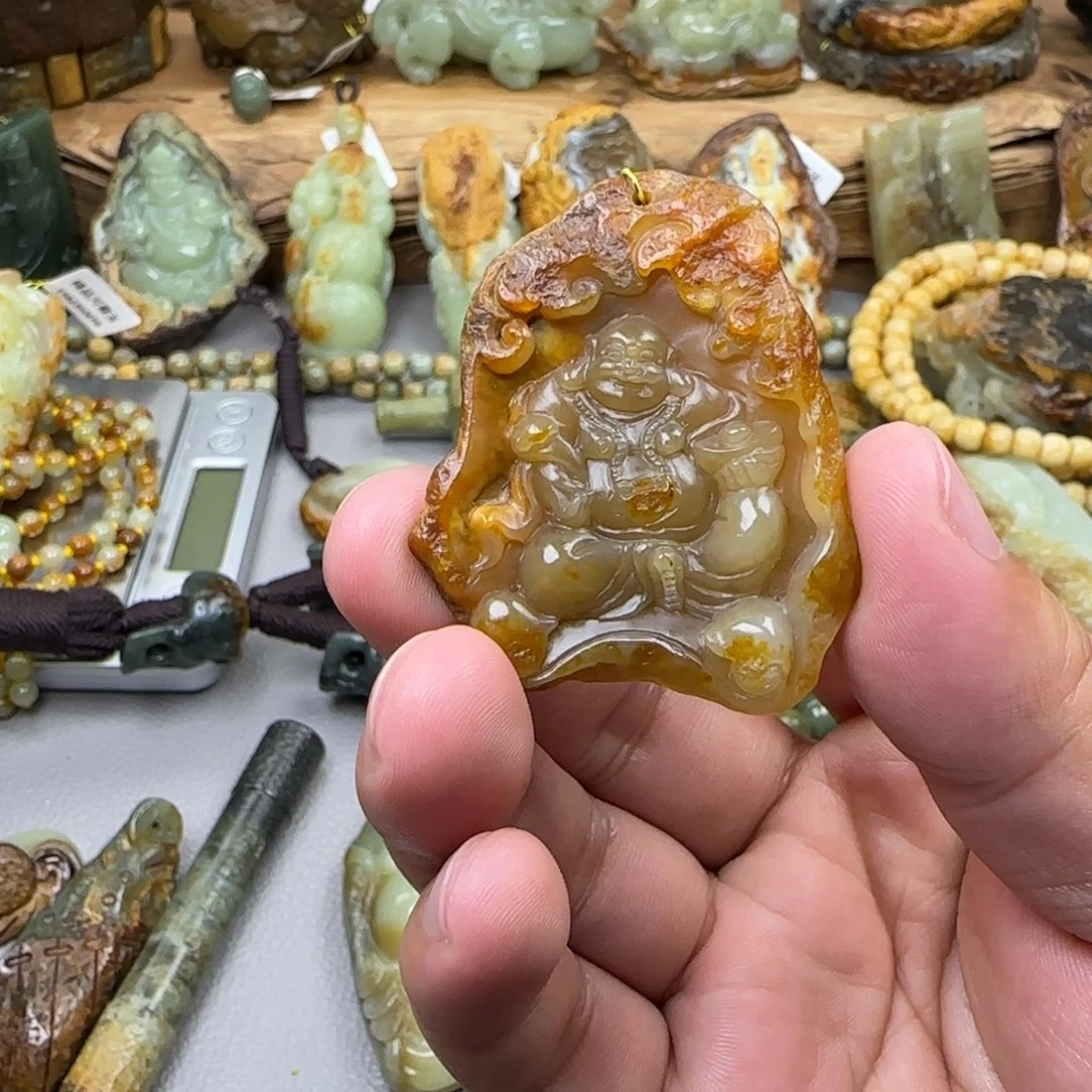 蝴***应岫岩老玉（透闪石质玉）未镶嵌珠宝奇石