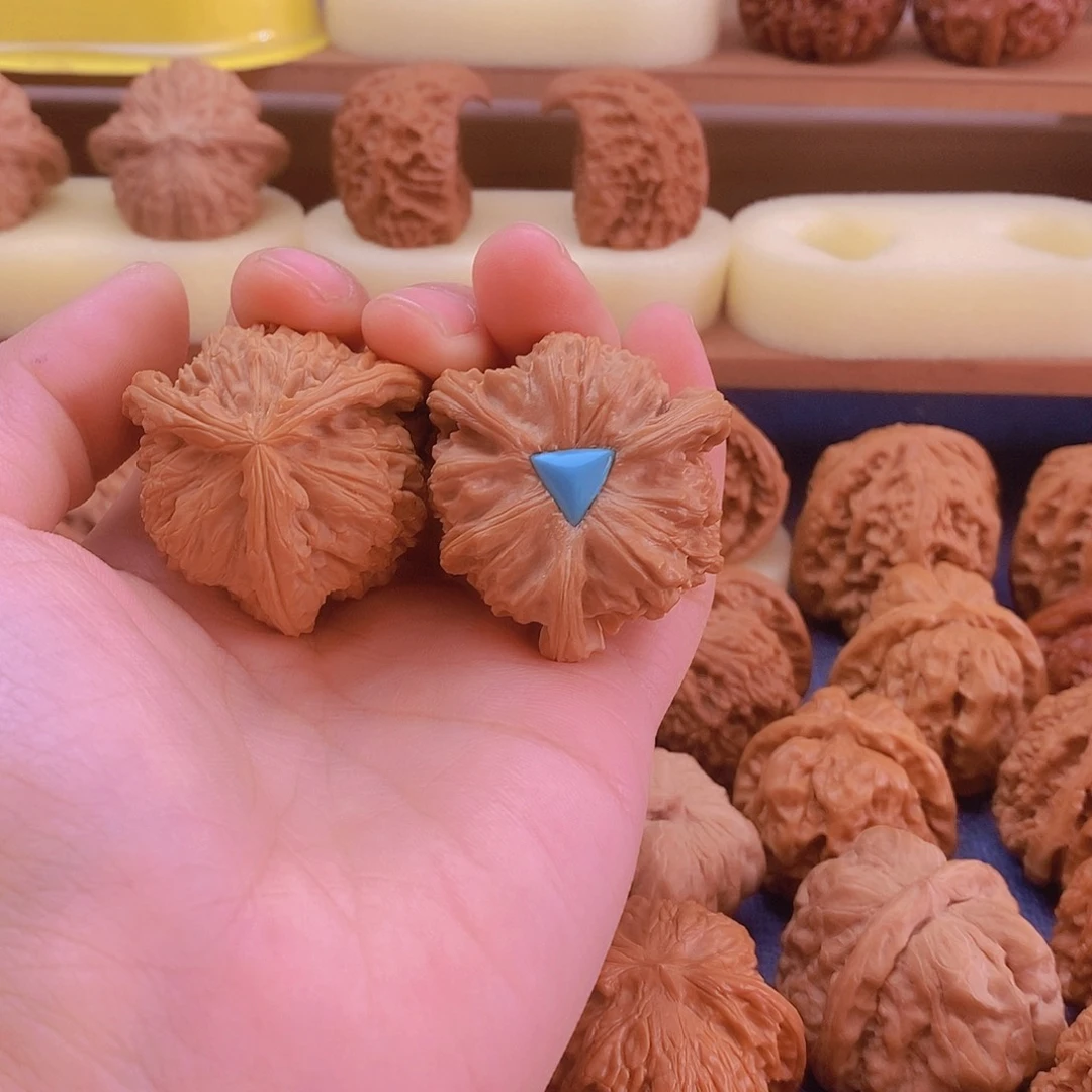 白狮子正奔文玩核桃镶嵌