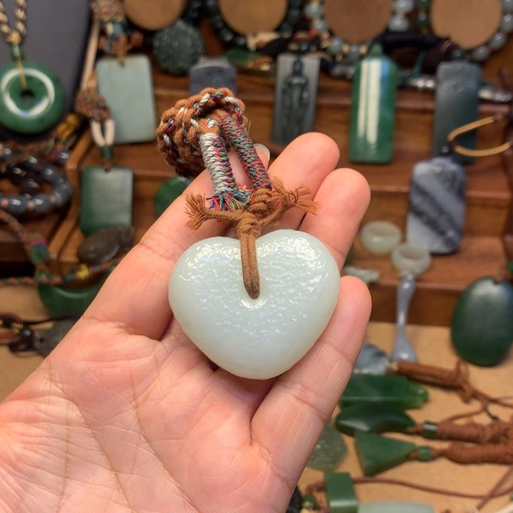 咚***咚和田玉未镶嵌颈饰