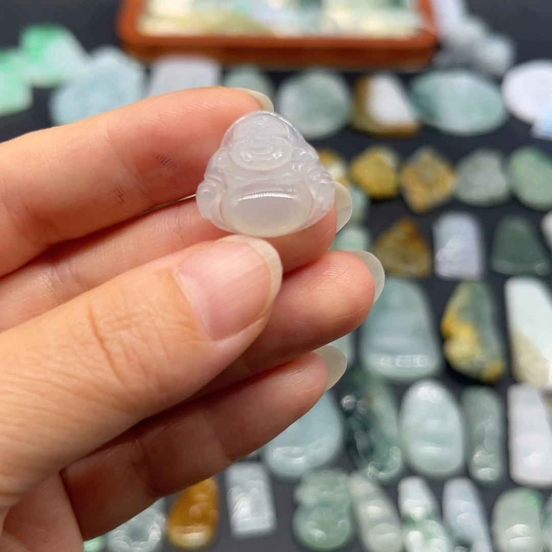 翡翠未镶嵌颈饰佛公