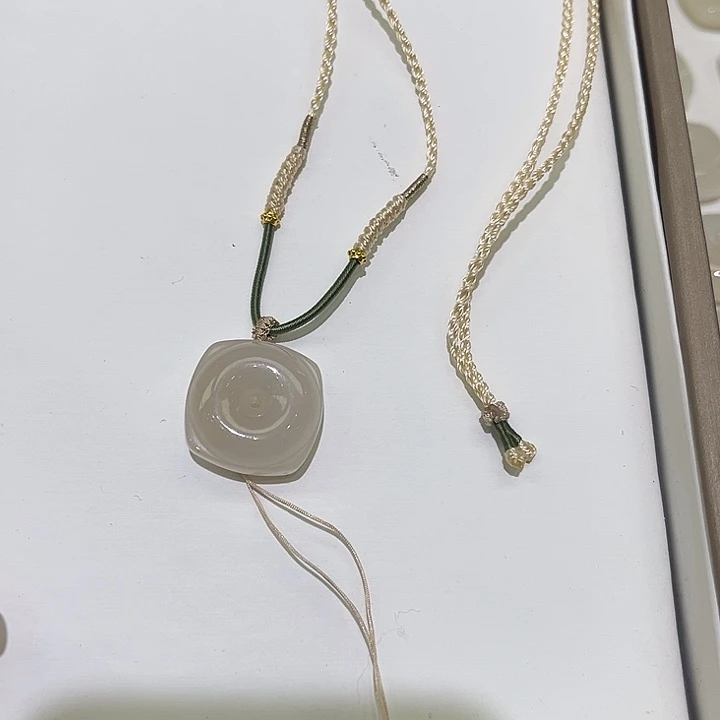 吴***嘿和田玉未镶嵌颈饰和田玉藕粉方扣