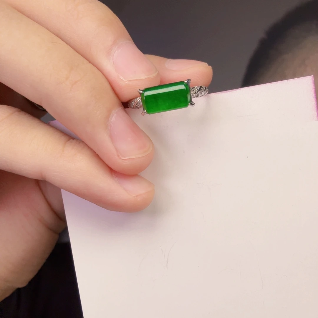 翡翠未镶嵌颈饰一件