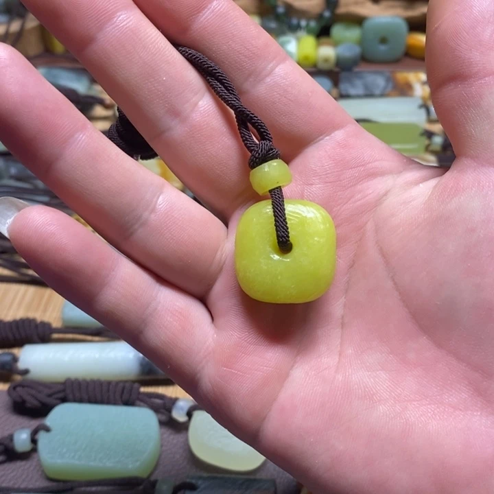 蛇纹石玉未镶嵌挂件