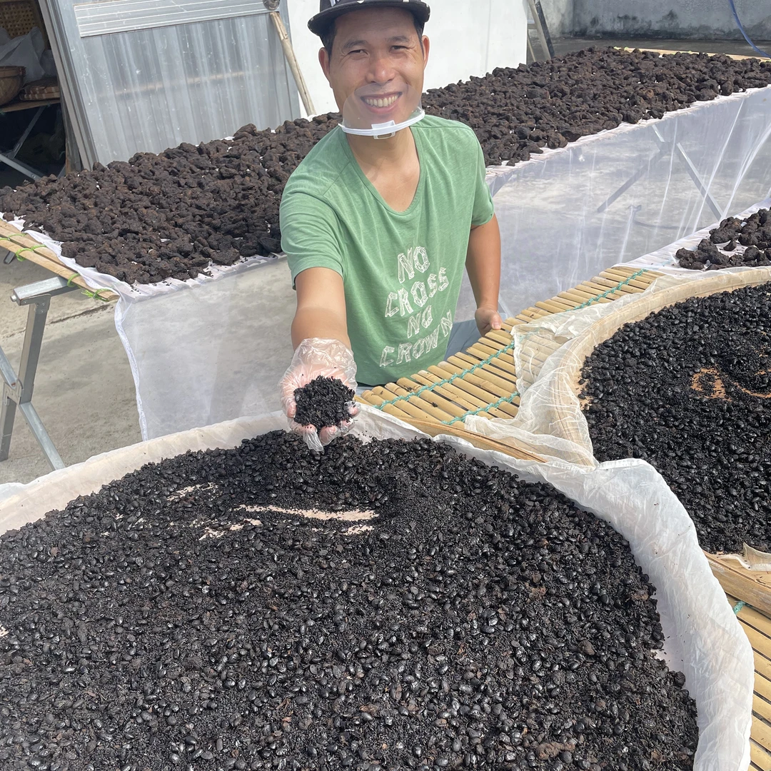 九蒸九晒黑芝麻古法泡制瓦缸柴火芝麻黑豆和仙人余粮一起蒸即食熟