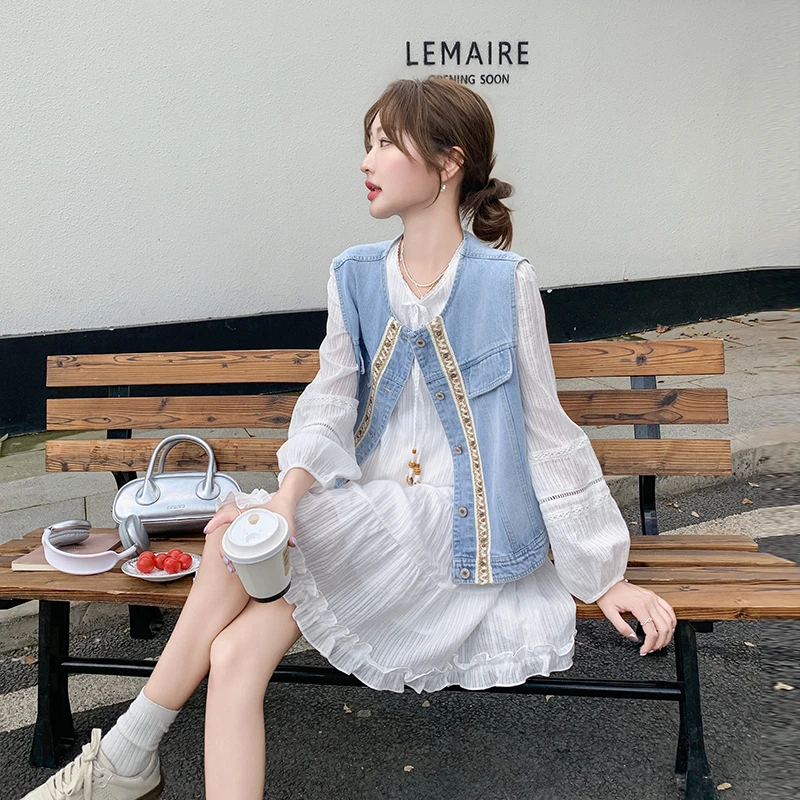 白色连衣裙牛仔马甲两件套女春季2025超火独特漂亮小个子减龄套装