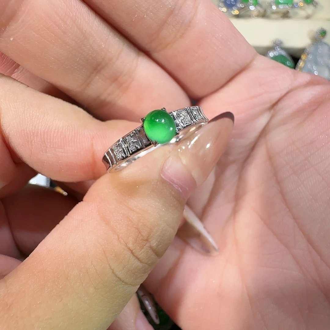 【闪购商品】18K金镶嵌戒指翡翠