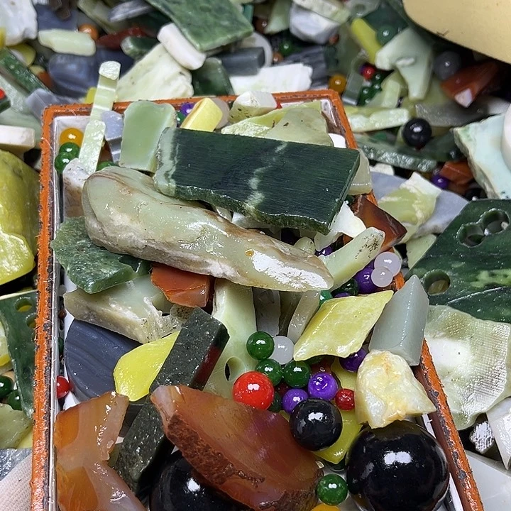 未镶嵌透闪石质玉珠宝奇石仰**空