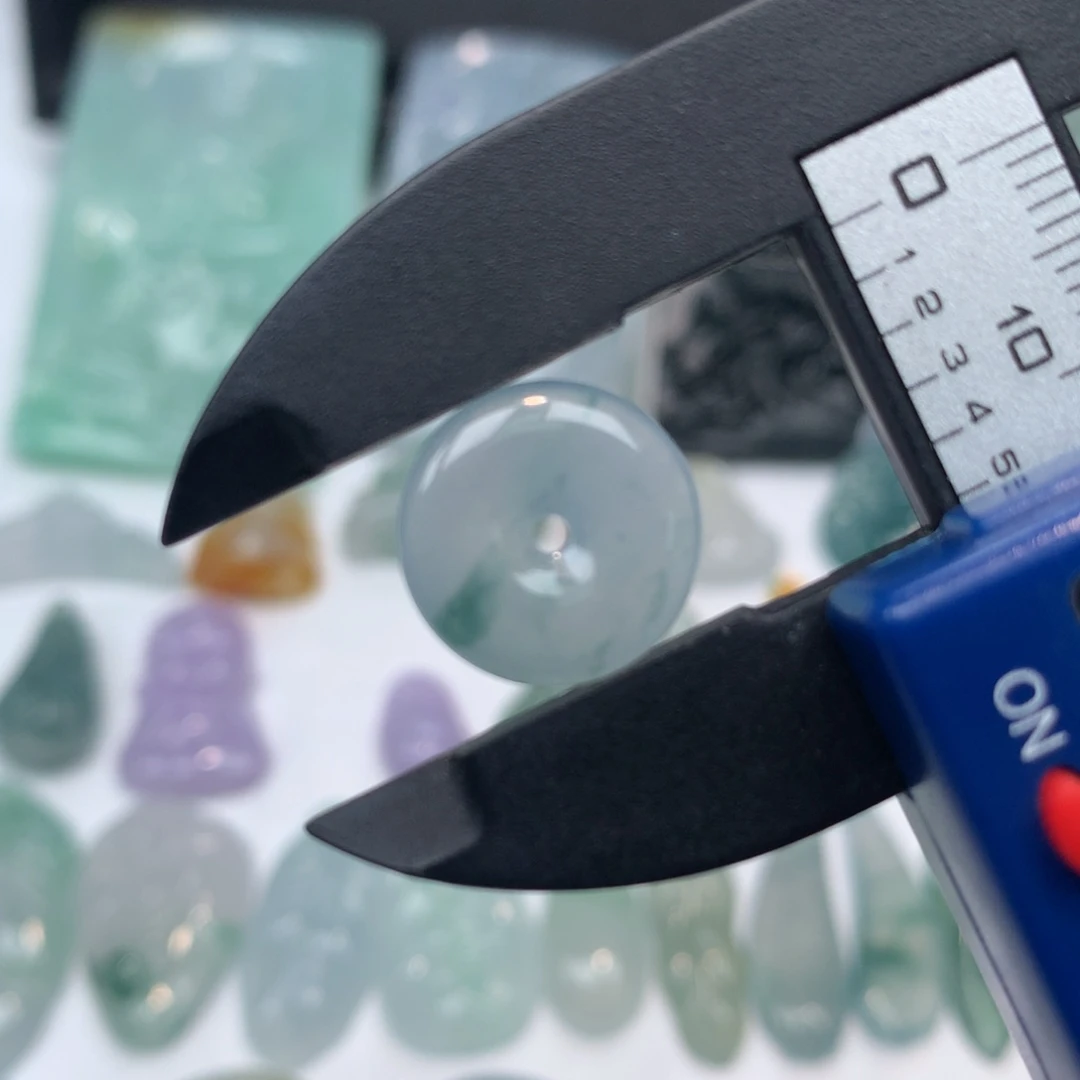 翡翠未镶嵌颈饰平安扣