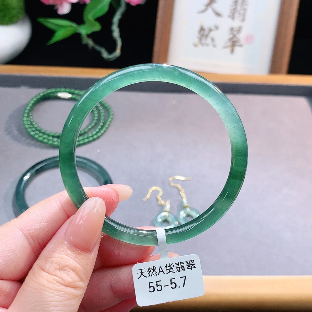未镶嵌手镯（圆镯）翡翠