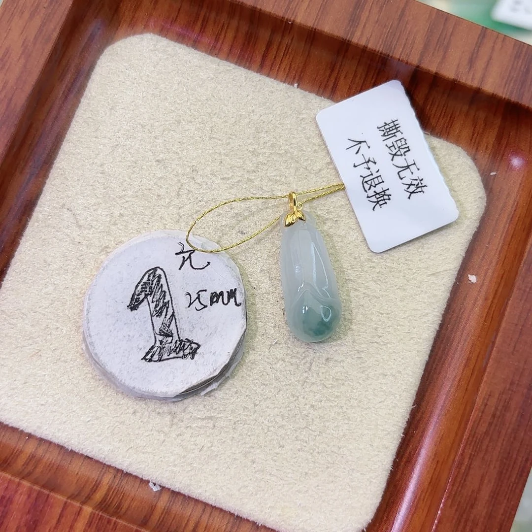 翡翠18K金镶嵌颈饰玉兰花