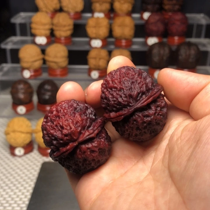 文玩核桃把件41龙鳞绣球，微瑕