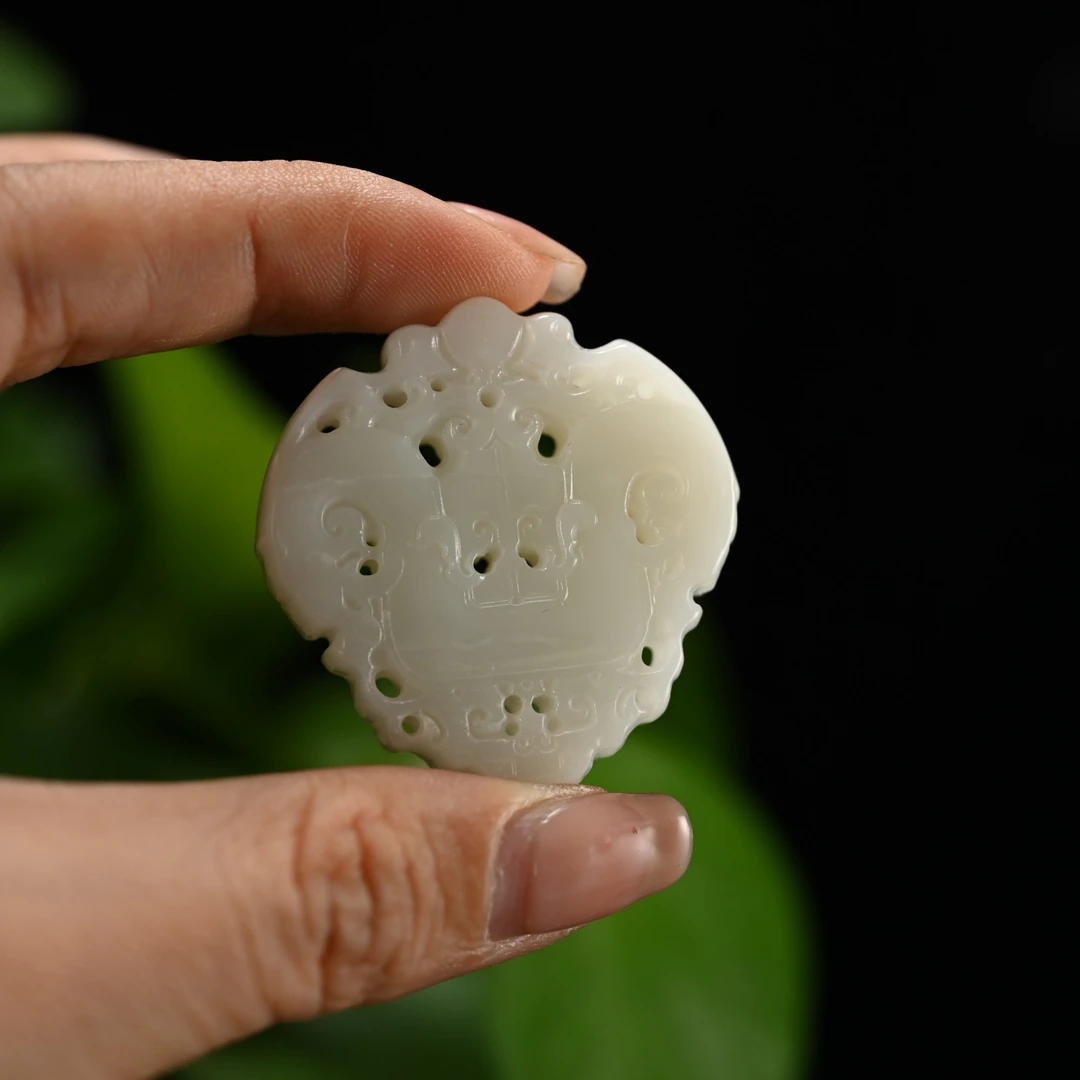 lot8837 2601010162和田玉瑞兽挂佩/保利