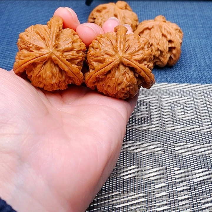 尤***正吊坠文玩核桃三棱