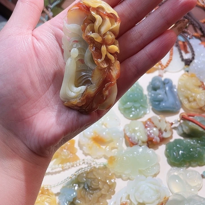 未镶嵌蛇纹石玉颈饰薇*