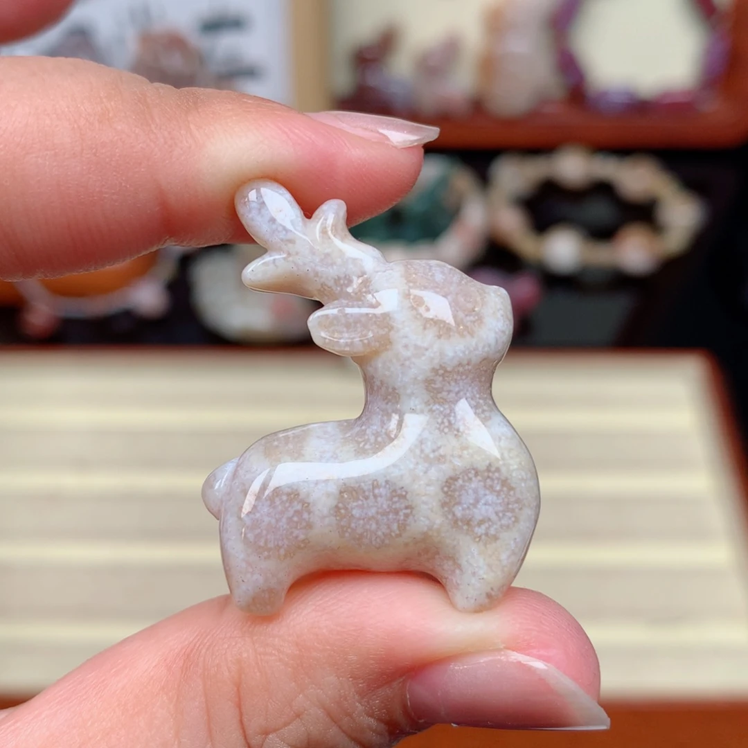 未镶嵌颈饰硅化玉