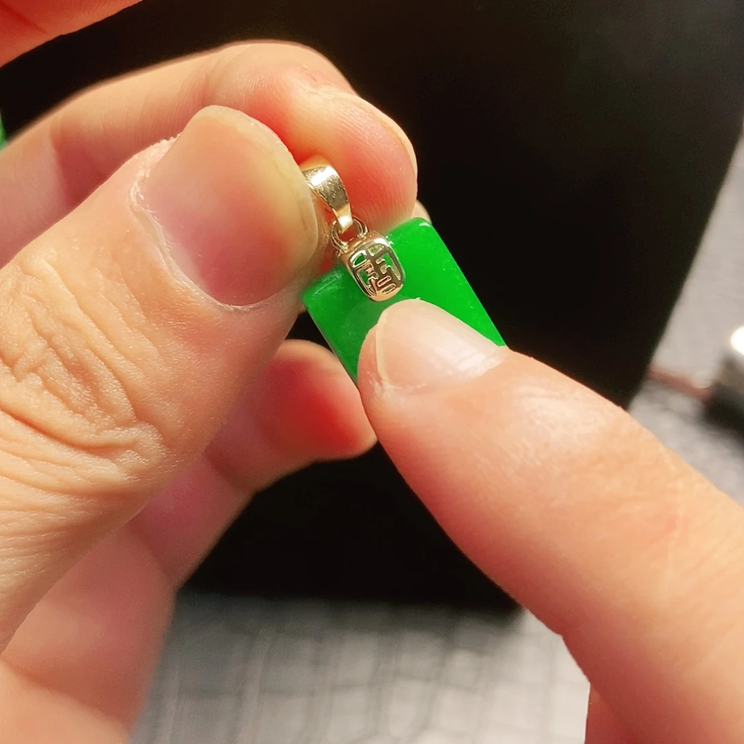 颈饰18K金镶嵌翡翠