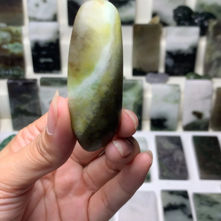 未镶嵌独山玉颈饰