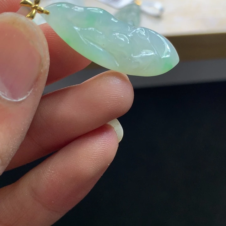 翡翠18K金镶嵌颈饰吊坠