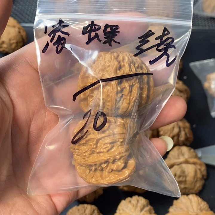 凌***绕桃核把件36775356789